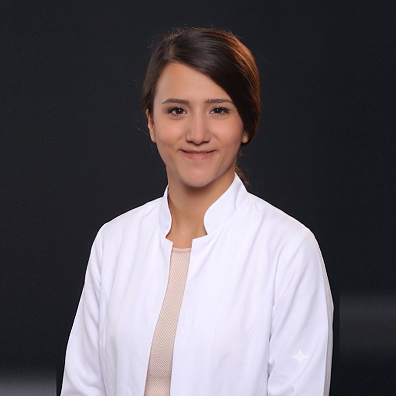 Ecz. Ayşegül Ateş — portre